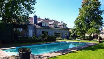 Een buitenzwembad en een verwarmd zwembad