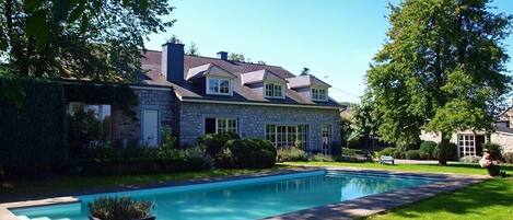 Piscine extĂŠrieure, piscine chauffĂŠe