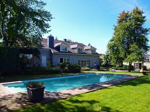 Una piscina al aire libre, una piscina climatizada
