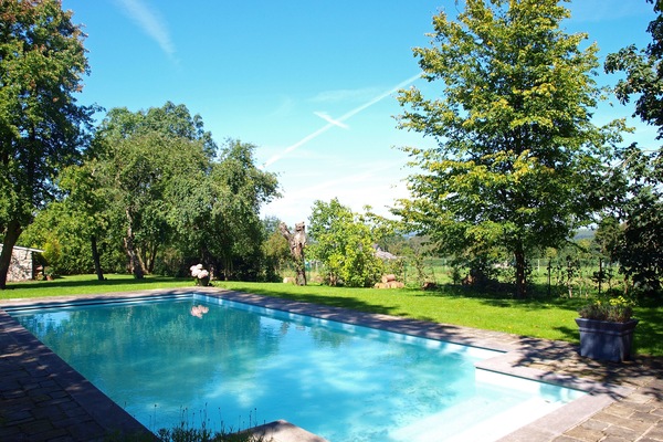 Een buitenzwembad en een verwarmd zwembad