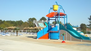Ein Wasserpark mit mehreren Wasserrutschen und einem Poolbereich.
