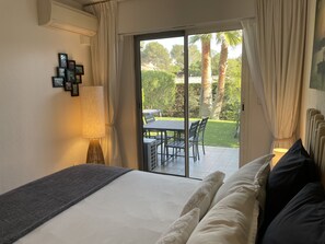 1 chambre, coffres-forts dans les chambres, fer et planche à repasser