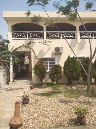 Villa Léa (nicht weit von der Porto-Novo-Brücke entfernt)