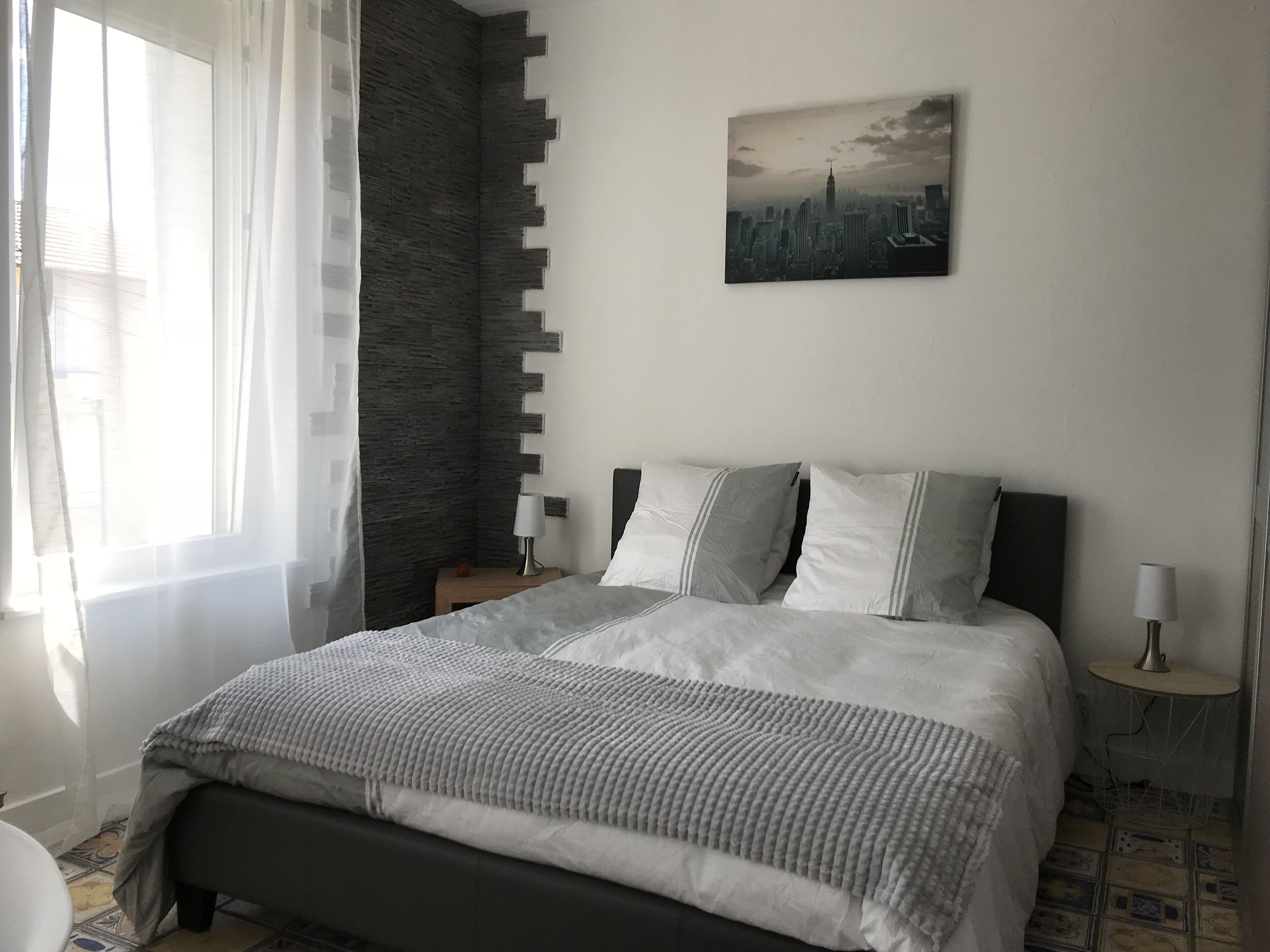 Private room in a guest house on the street side