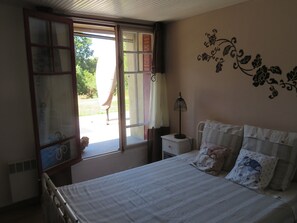 3 bedrooms, desk, iron/ironing board, WiFi