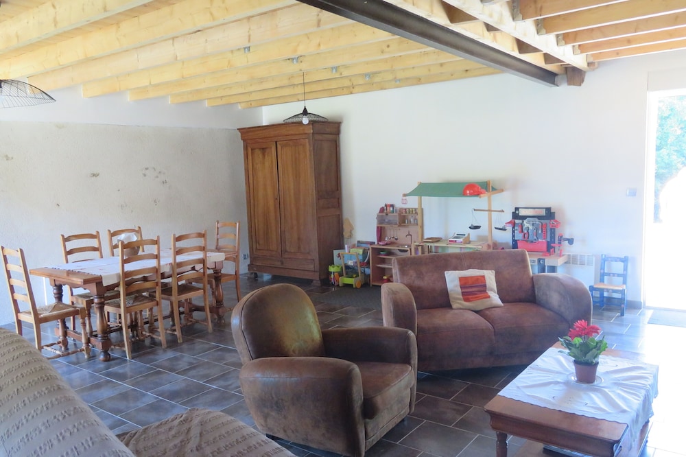 A country house with birds. Ideal for families and couples nature.