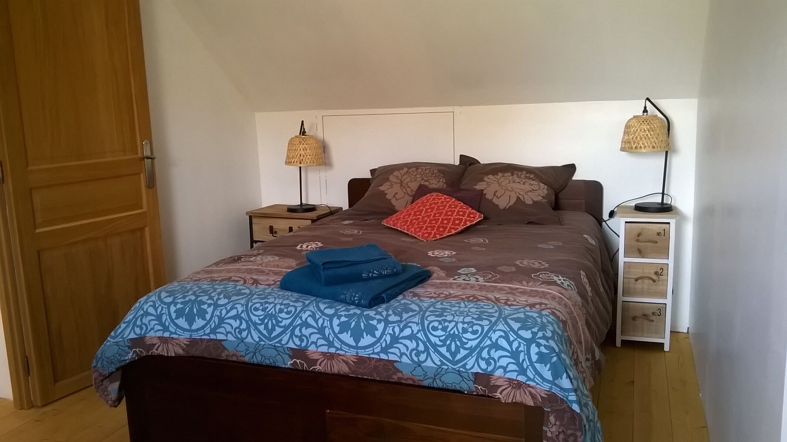 A country house with birds. Ideal for families and couples nature.