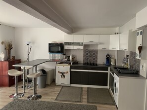 Een koelkast, een microgolfoven, een oven, een kookplaat