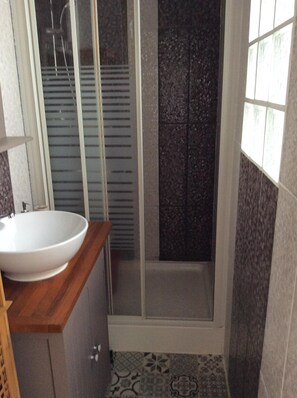 Een haardroger, zeep, shampoo, toiletpapier