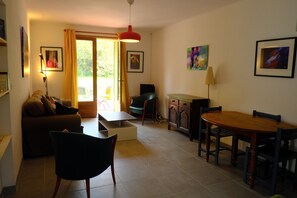 Télévision, lecteur de DVD, chaîne hi-fi