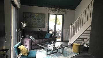 Télévision, cheminée, chaßne hi-fi