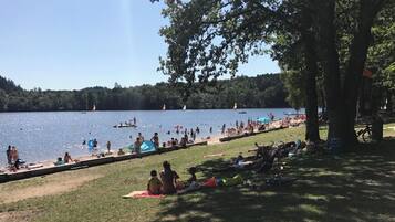 Vlak bij het strand, ligstoelen