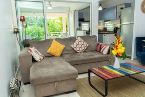 TV, stereo - Quiet, comfortable T2 apartment (Le Gosier)