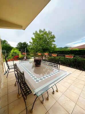 Outdoor dining - House of Lacaze 2 ears (Toulonjac)