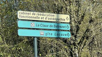 Een richtingsbord met verschillende bestemmingen, waaronder een revalidatiecentrum, een kliniek en Lacaze.