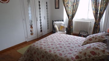3 chambres, fer et planche à repasser, Wi-Fi, draps fournis