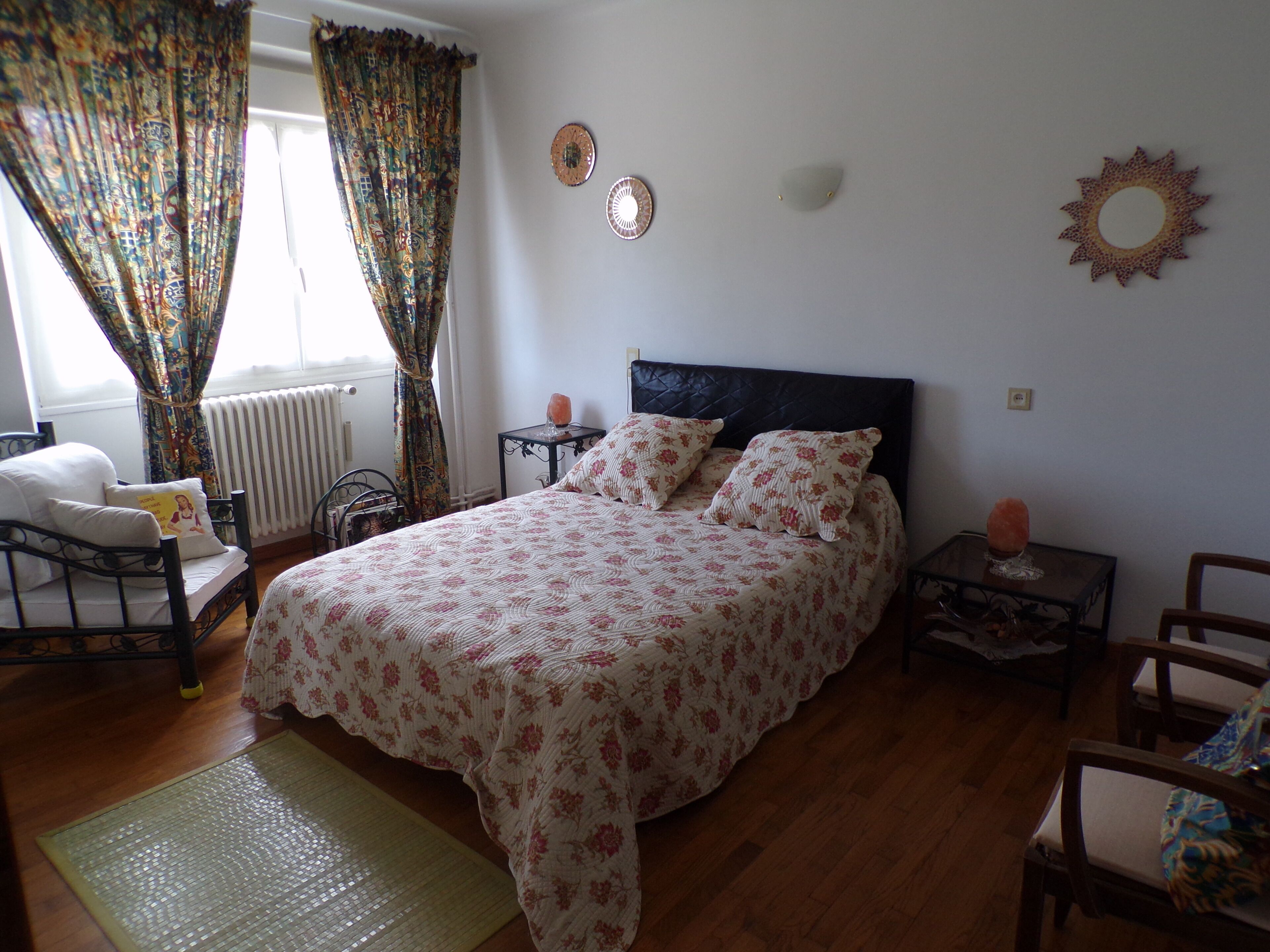 3 habitaciones, tabla de planchar con plancha, wifi y ropa de cama 