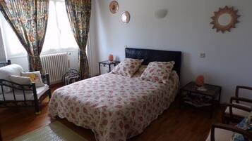 3 habitaciones, tabla de planchar con plancha, wifi y ropa de cama