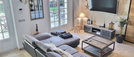 Smart TV, fireplace, ping pong, offices