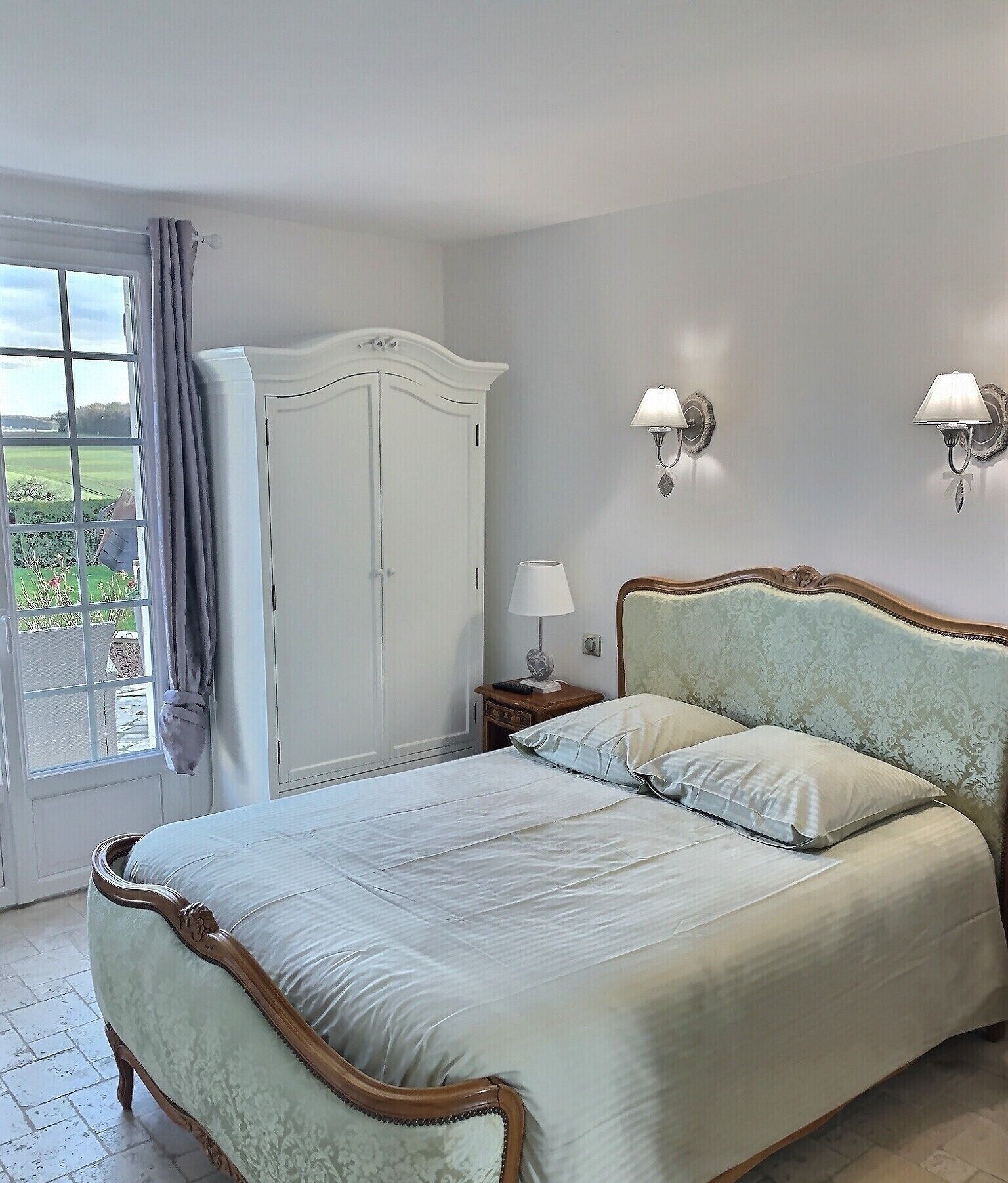 4 chambres, bureau, fer et planche à repasser, lit parapluie