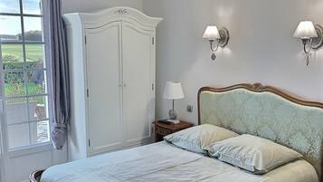 4 chambres, bureau, fer et planche Ă repasser, lit parapluie