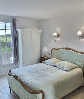 4 chambres, bureau, fer et planche à repasser, lit parapluie