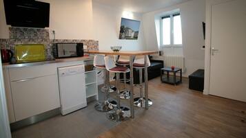 TV, DVD player, books, video library