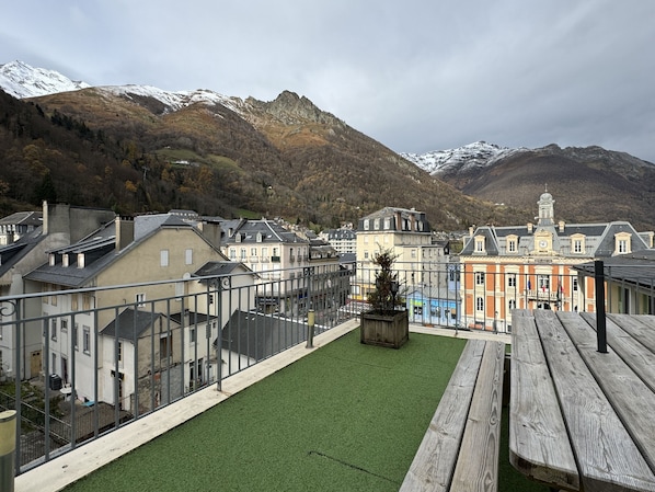 Outdoor dining - Place de la mairie T2 type loft 70m2 terrasse 35m2 (Cauterets)