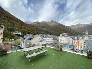 Outdoor dining - Place de la mairie T2 type loft 70m2 terrasse 35m2 (Cauterets)