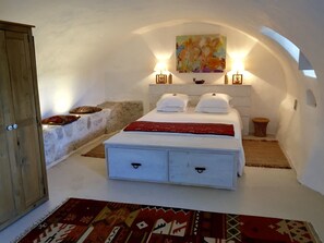 1 slaapkamer, een strijkplank/strijkijzer, internet, beddengoed