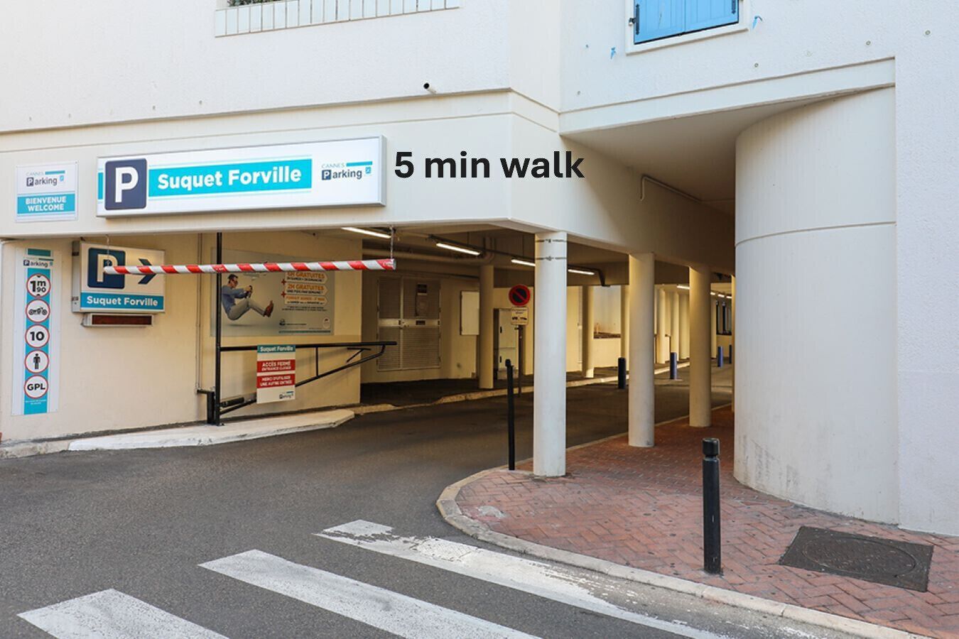 Entrada de pàrquing a Suquet Forville, a 5 minuts a peu.