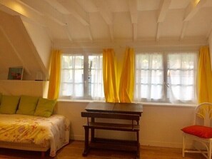 1 chambre, fer et planche à repasser