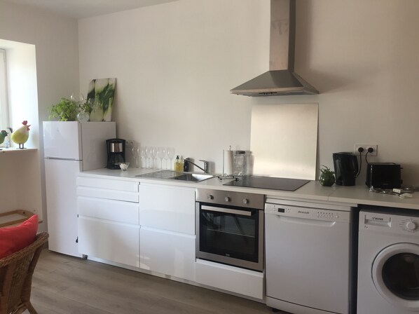 Micro-ondes, lave-vaisselle, cafetière/bouilloire, grille-pain