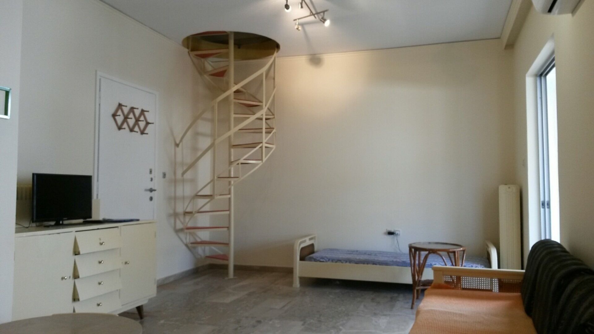 sunny apartment, 100m², large terraces, metro, central