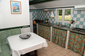 Een koelkast, een microgolfoven, een oven, een kookplaat