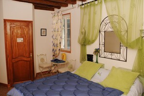 2 slaapkamers, een strijkplank/strijkijzer, reisbedje, gratis wifi