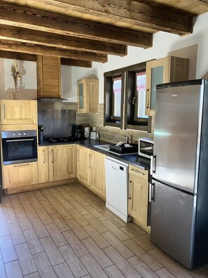 Refrigerador, microondas, horno, placa de cocina