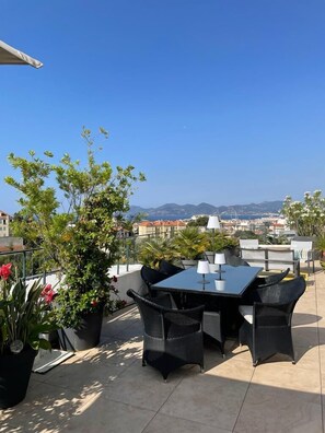 Outdoor dining - Penthouse apartment with sea view and very large terrace and pool (Cannes)