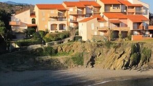A coastal hotel with multiple balconies, terraced balconies, and a view of the beach. - 6P apartment in Collioures / 10 min from Argelès / Waterfront (Pyrénées-Orientales)