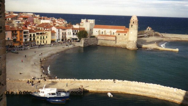 A coastal town with a prominent tower, a beach, and a stone wall. - 6P apartment in Collioures / 10 min from Argelès / Waterfront (Pyrénées-Orientales)