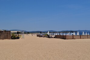 Una spiaggia nelle vicinanze