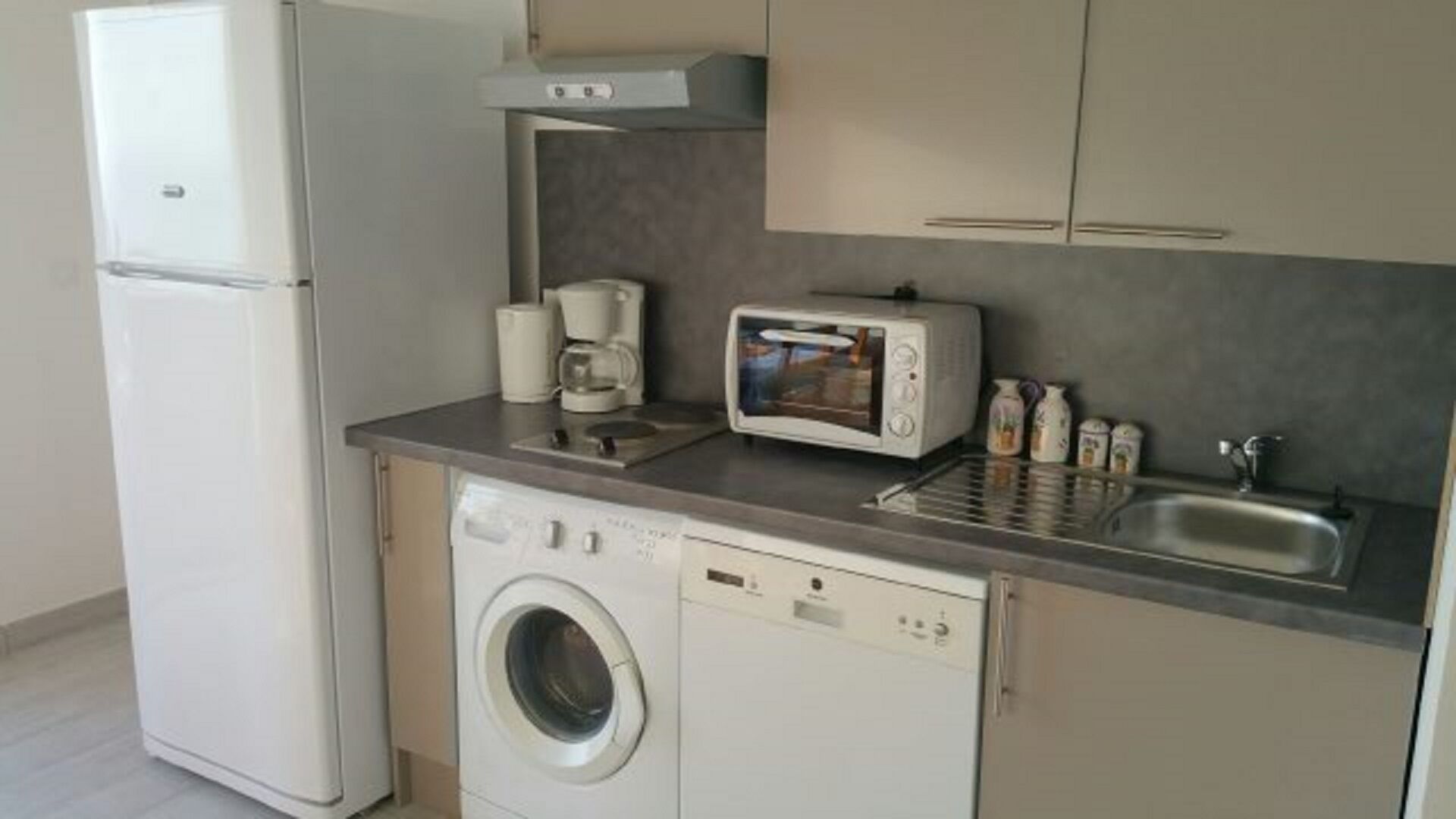 HORIZON facing the sea