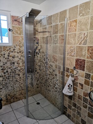 Bathtub, hair dryer, towels - La Casa, Charming little house of Provence (Ongles)