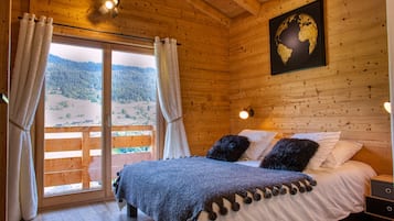 4 bedrooms, iron/ironing board, travel crib, WiFi