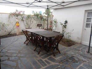 Outdoor dining - Apartment and its courtyard 6 to 12 people in Guilvinec (Guilvinec)