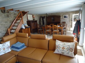 TV, fireplace, books - IROISE: name of the sea bordering the coast of Finistère (Plogoff)