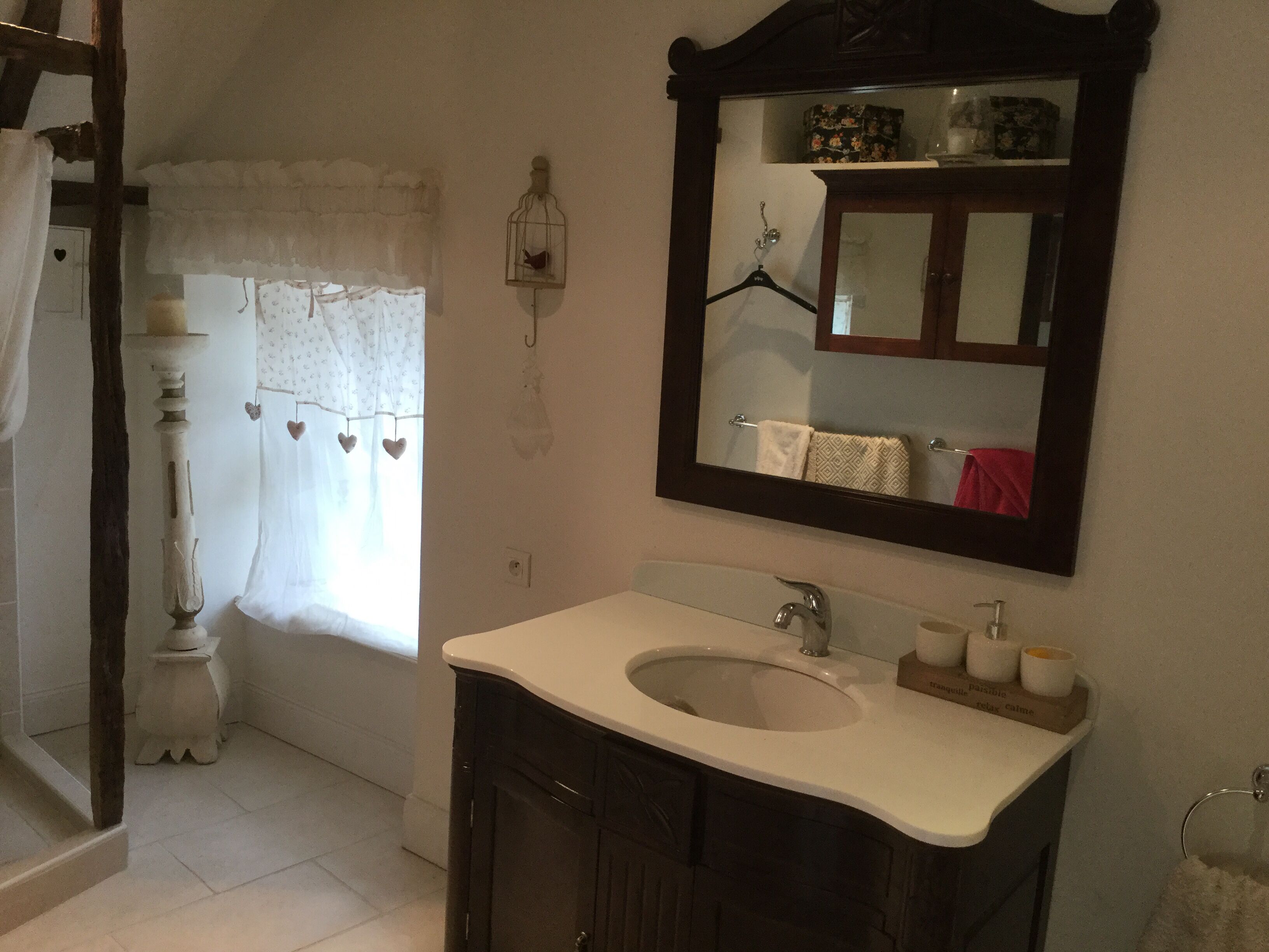 2 bedroom family canalside cottage with jaccusi and 10 mn to Dinan