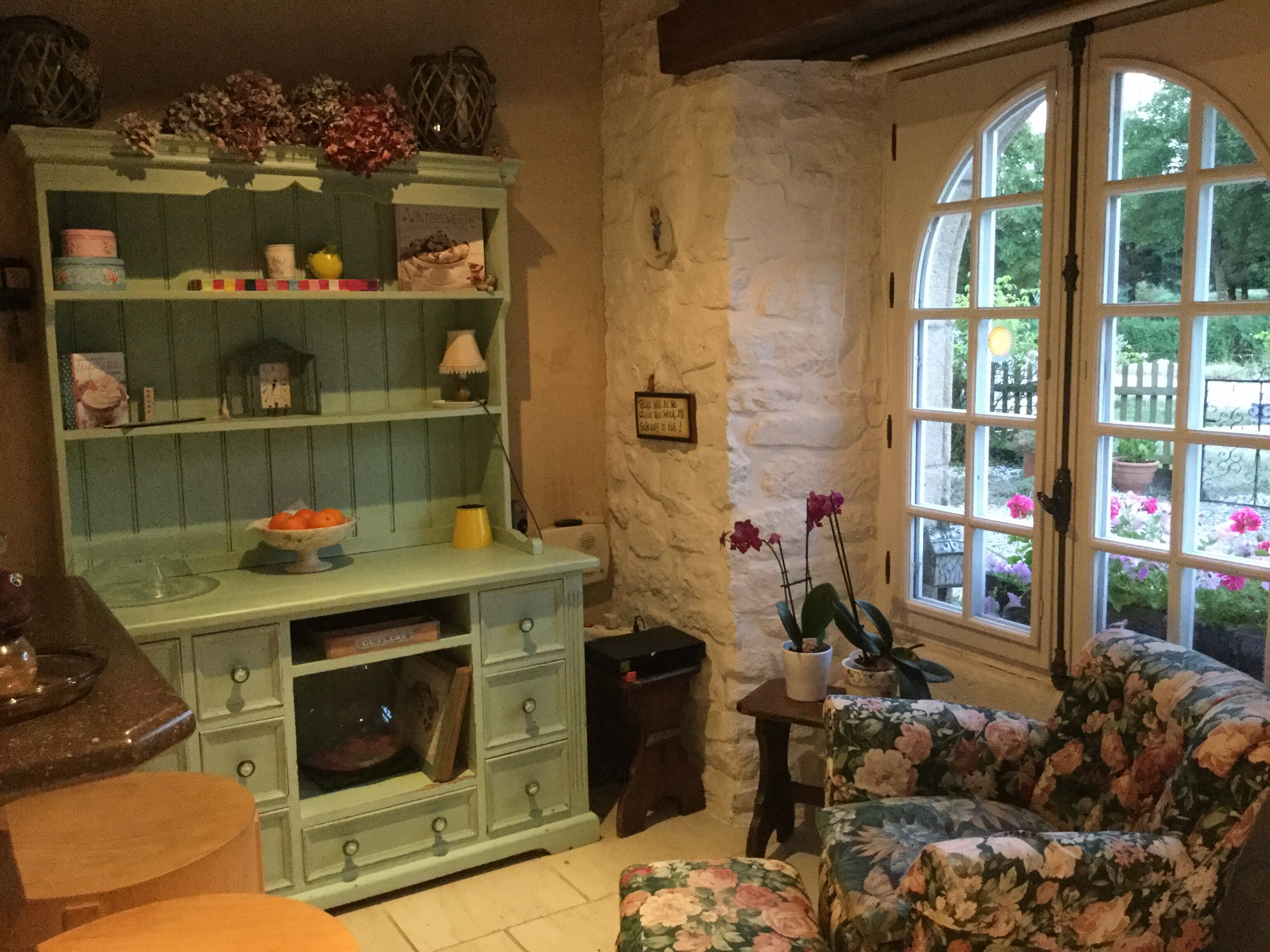 2 bedroom family canalside cottage with jaccusi and 10 mn to Dinan