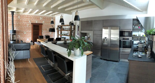 Een koelkast, een magnetron, een oven, een kookplaat