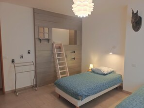 2 chambres, bureau, fer et planche à repasser, accès au Wi-Fi (inclus)